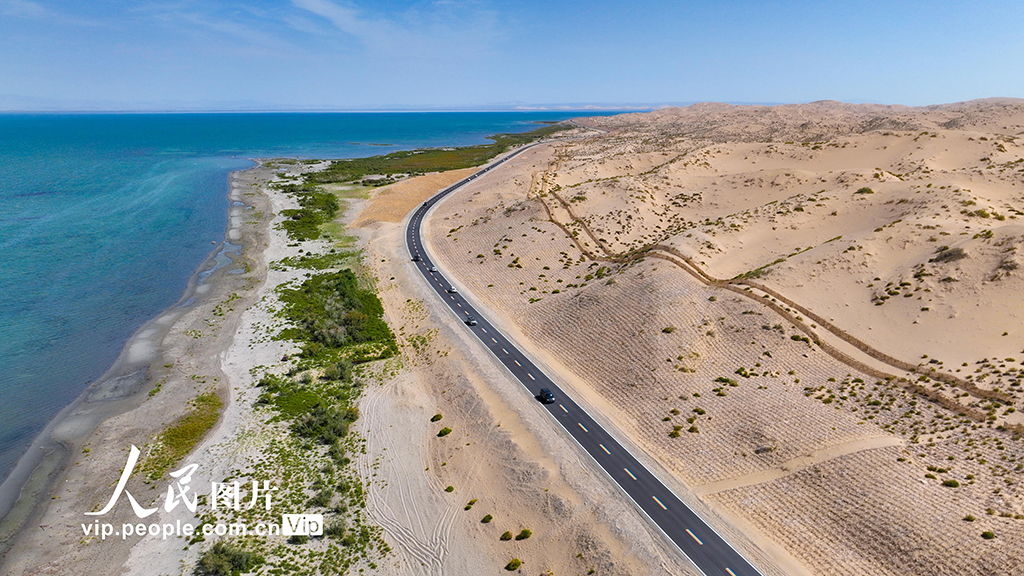  Xinjiang: Highway around Bosten Lake is open to traffic