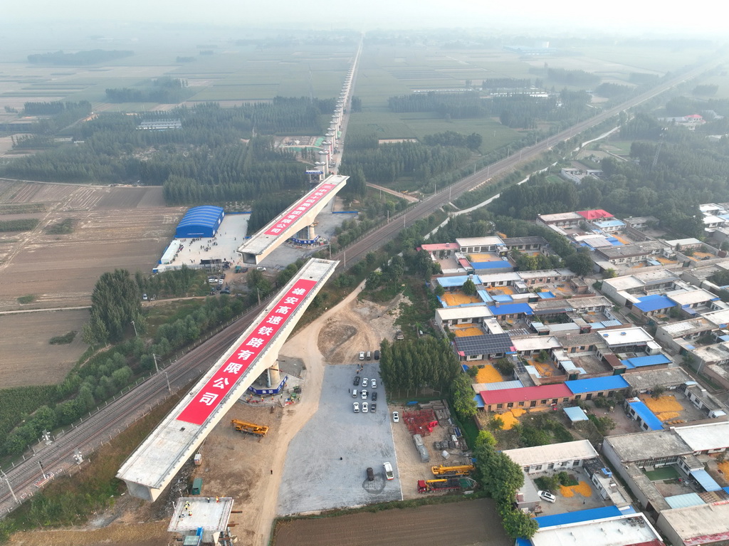 这是9月25日在河北省河间市拍摄的雄商高铁建设工地（无人机照片）。