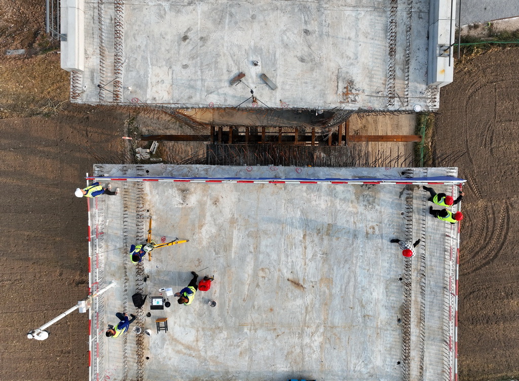 9月25日，工人在雄商高铁河北省河间市的建设工地作业（无人机照片）。