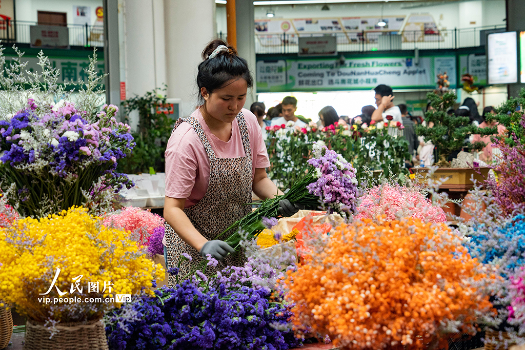 云南昆明：斗南花草市集东说念主头攒动