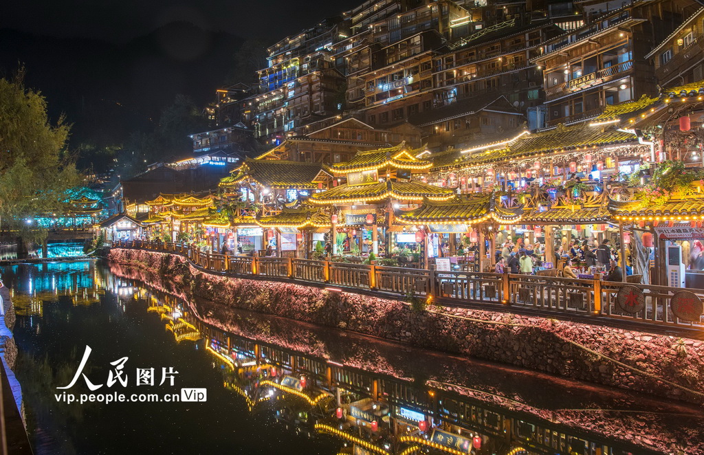 贵州雷山：西江千户苗寨夜景璀璨【6】