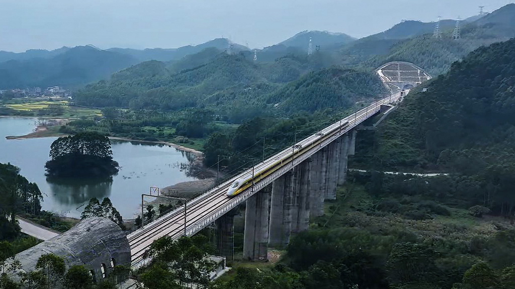 综合检测列车在对南玉高铁进行联调联试（11月22日摄，无人机照片）。