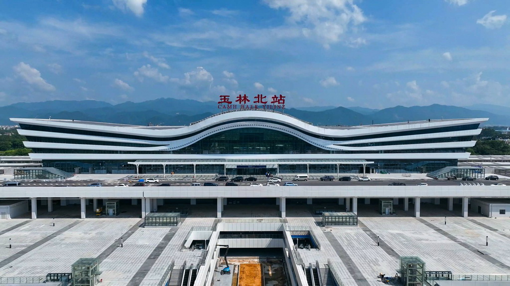 各项工作已进入收尾阶段的南玉高铁玉林北站（11月23日摄，无人机照片）。