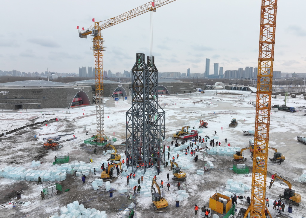 11月27日，工人在第二十六届哈尔滨冰雪大世界冰建施工现场作业（无人机照片）。