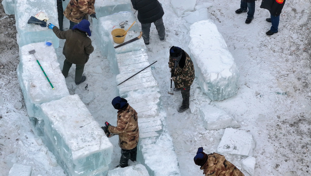 11月27日，工人在第二十六届哈尔滨冰雪大世界冰建施工现场作业（无人机照片）。