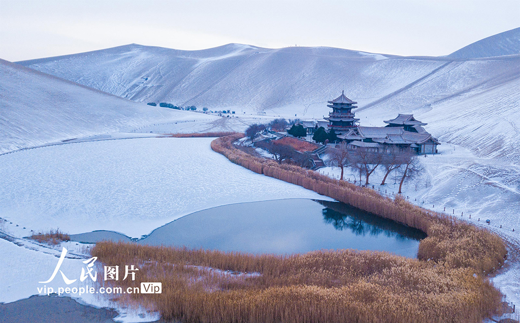 甘肃敦煌：雪落大漠景如画