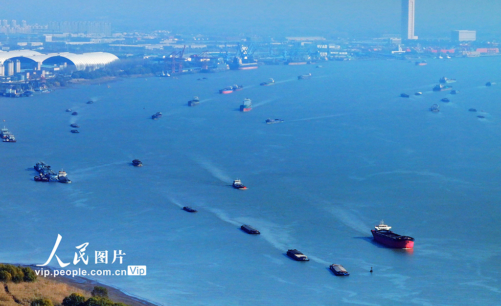 江苏扬州：长江水道运输忙【3】