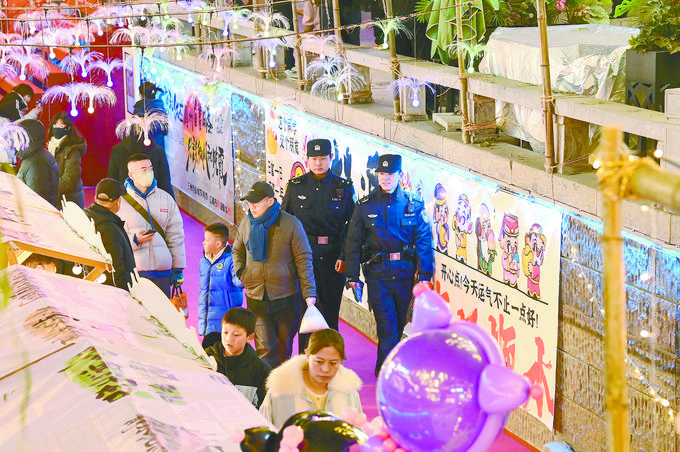 图为12月24日，民警辅警开展巡逻防控。张军扬摄