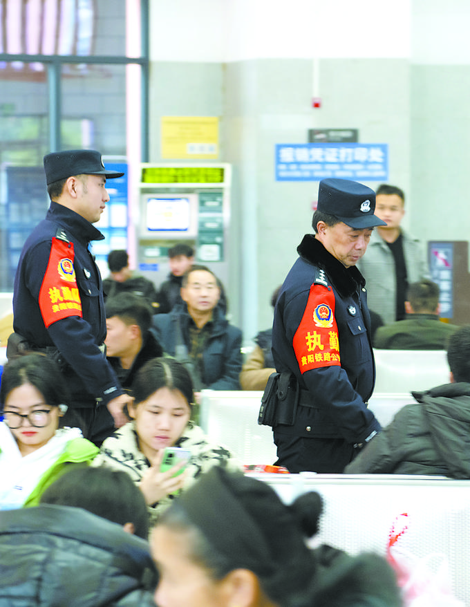 2024年12月29日，民警在执勤巡逻。吴志伟 摄