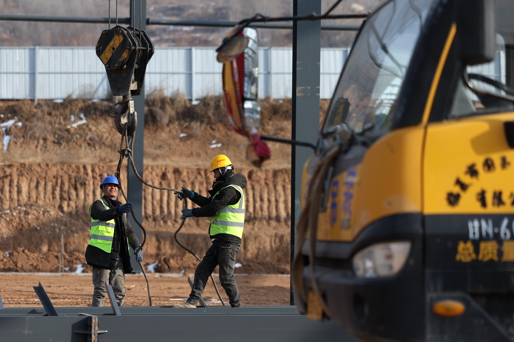 施工人员在中铁二十局承建的甘肃临夏综合物流园项目建设现场进行钢结构安装作业（1月6日摄）。