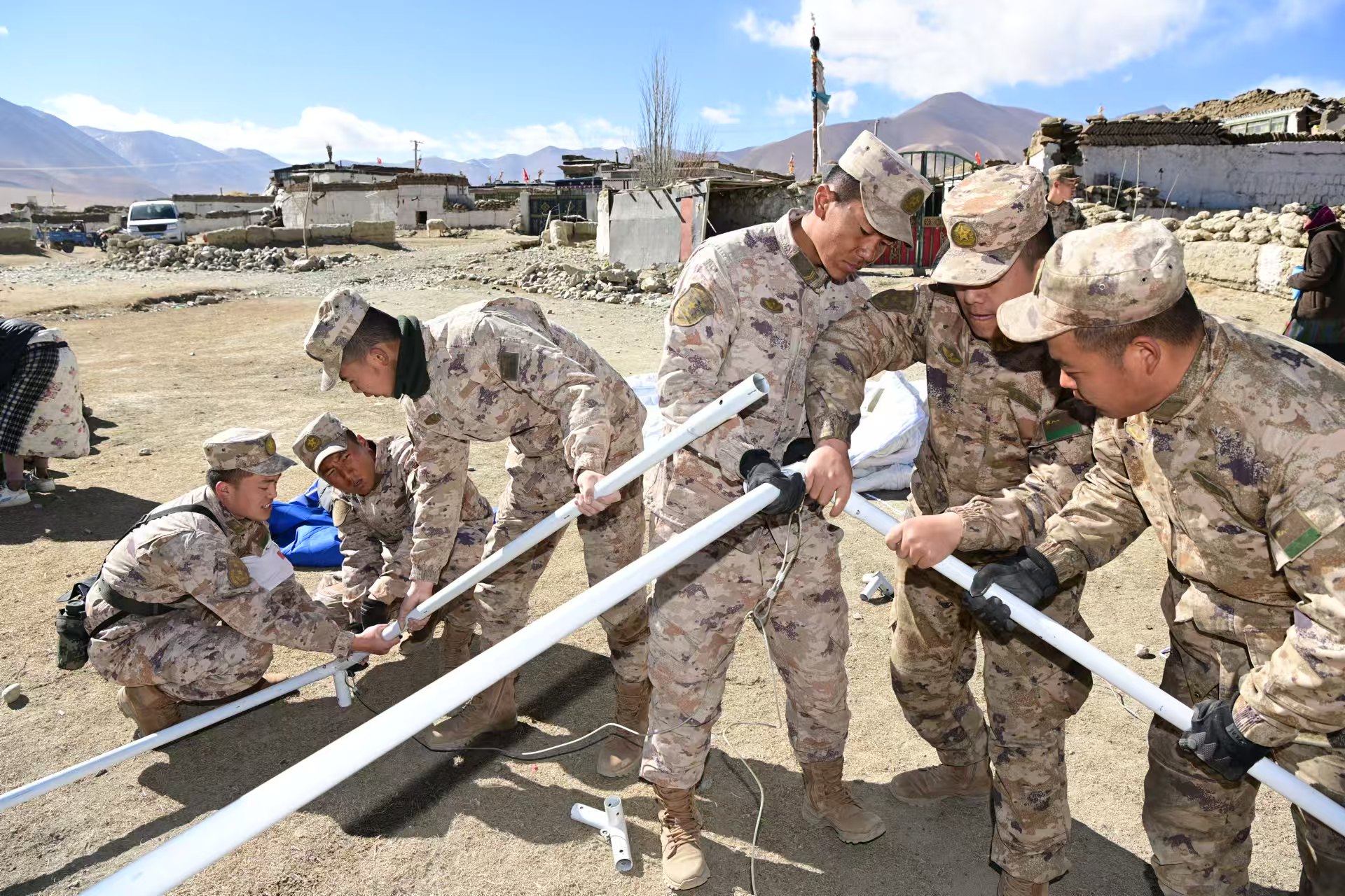 西藏军区某部官兵正在紧急搭建应急帐篷。