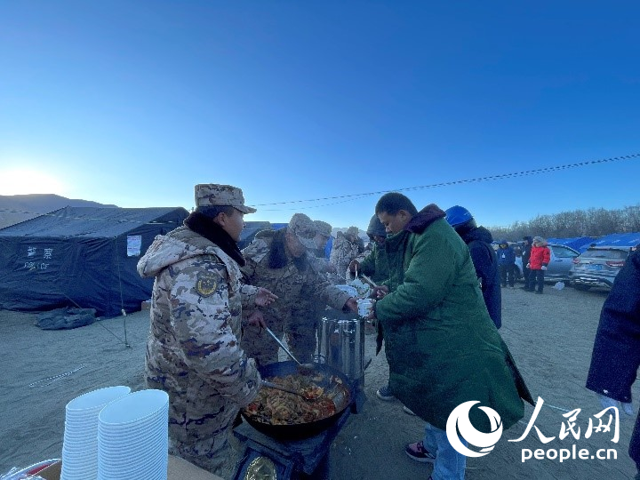 子弟兵为受灾群众分发早餐。人民网记者 郝洁摄