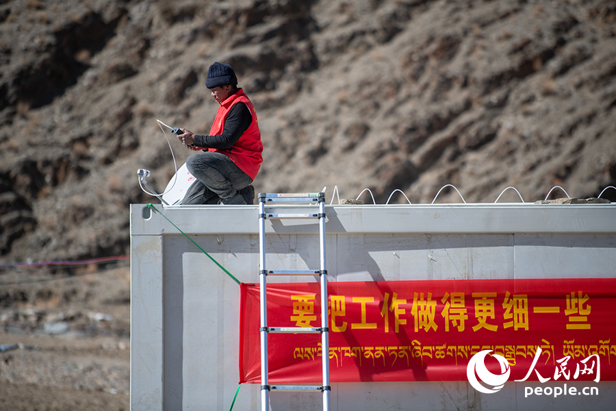 责任主谈主员正在板房调试成立。东谈主民网记者 翁奇羽摄