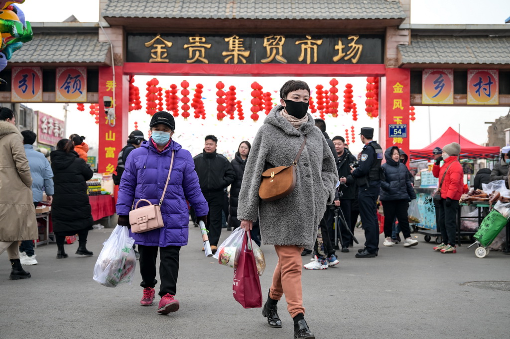 1月21日，人们在金贵集贸市场选购年货。