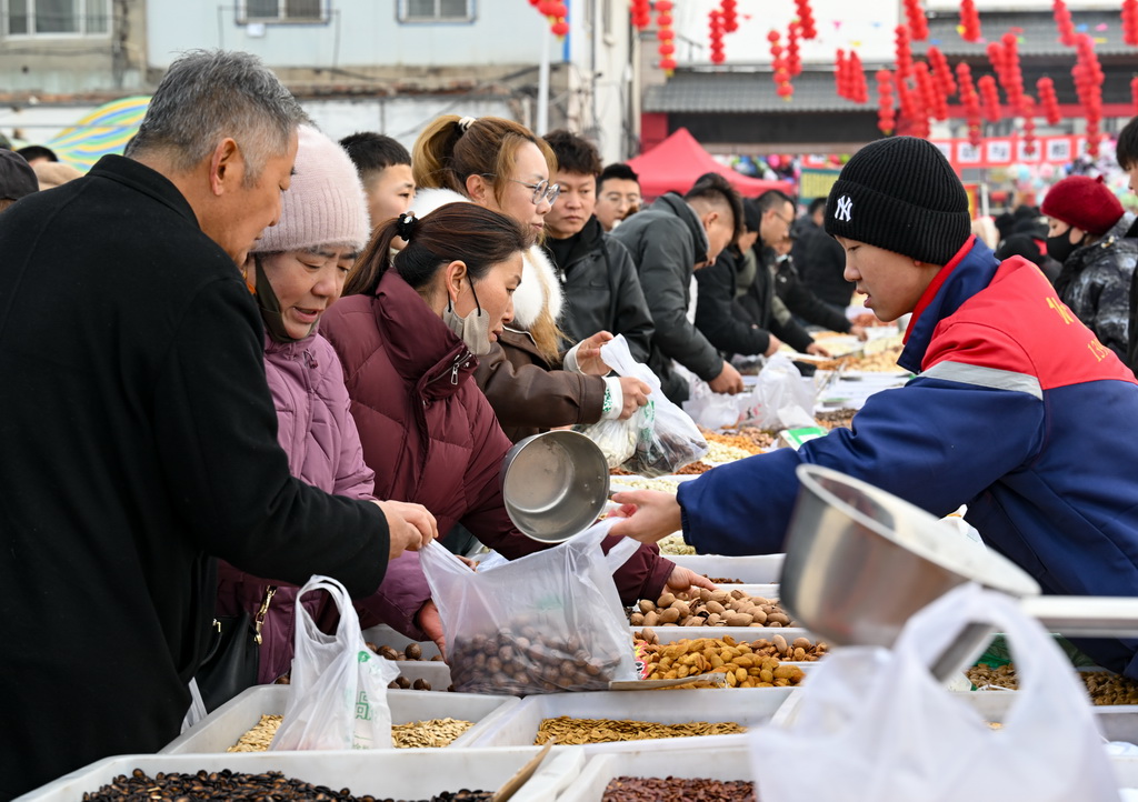 1月21日，人们在金贵集贸市场选购干果。