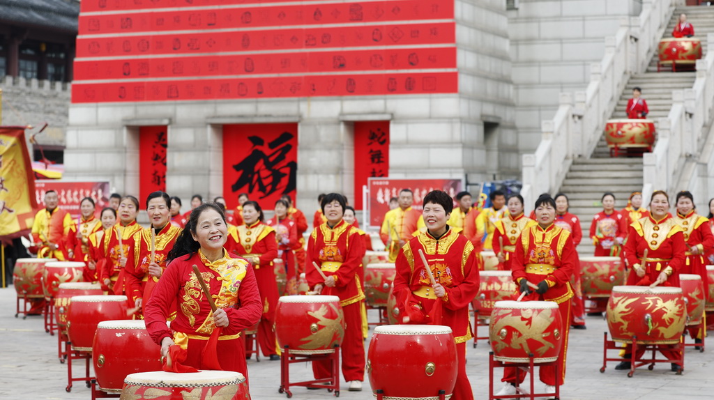 1月25日，鼓手在江苏省宿迁市泗洪县古徐城景区表演。新华社发（许昌亮摄）