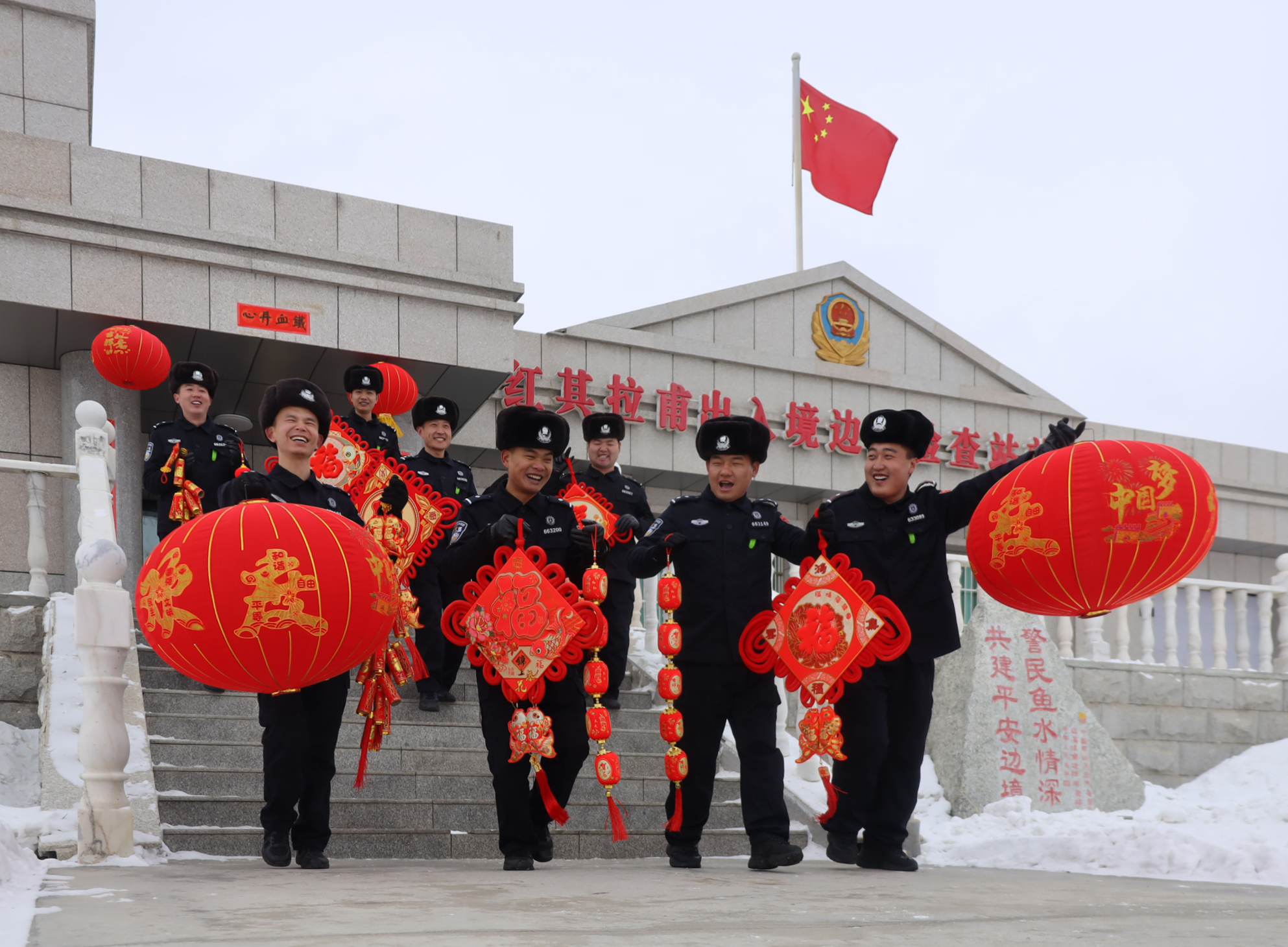 图为红其拉甫出入境边防检查站移民管理警察们在前哨班扮“靓”营区，欢度除夕。张楠摄
