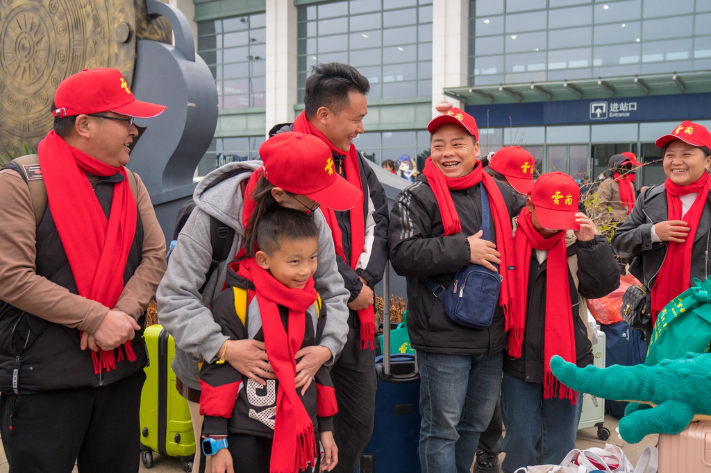 2月5日，务工专列乘客在广南县站外候车。