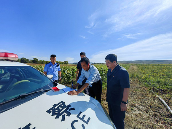 图①：武川法院哈乐法庭法官（右一）下乡送达判决书。