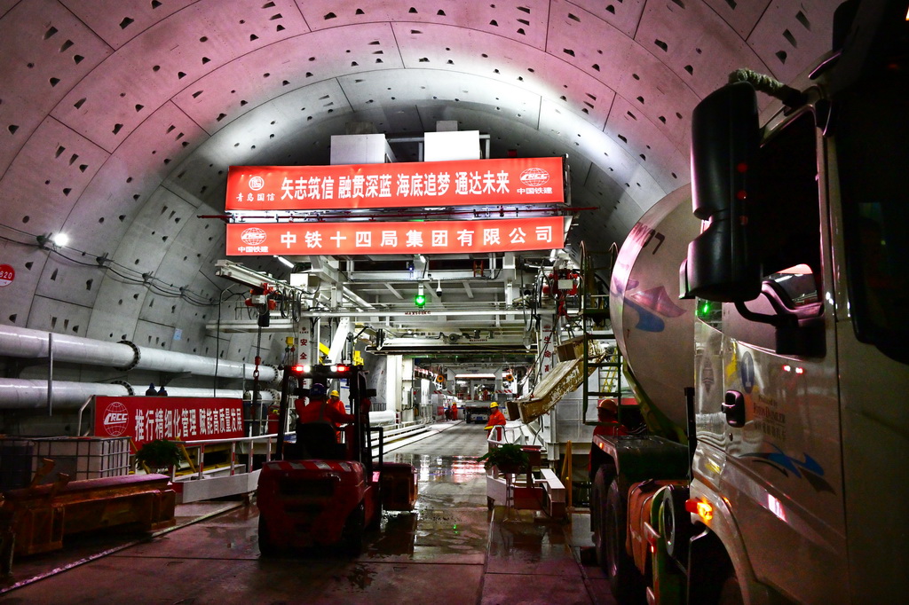 2月19日，建设者在青岛胶州湾第二隧道工程南线主隧道内作业。