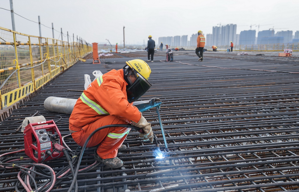 3月7日，在524国道秀洲王江泾至新塍公路工程TJ02标段，作业人员正在进行60米钢混组合梁现浇桥面板钢筋焊接及绑扎作业。