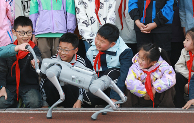湖北巴东：智能机器狗进乡村小学