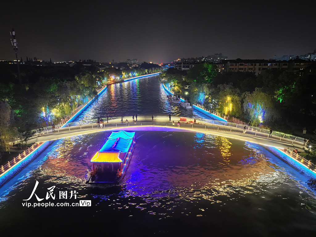 江苏扬州：夜游古运河