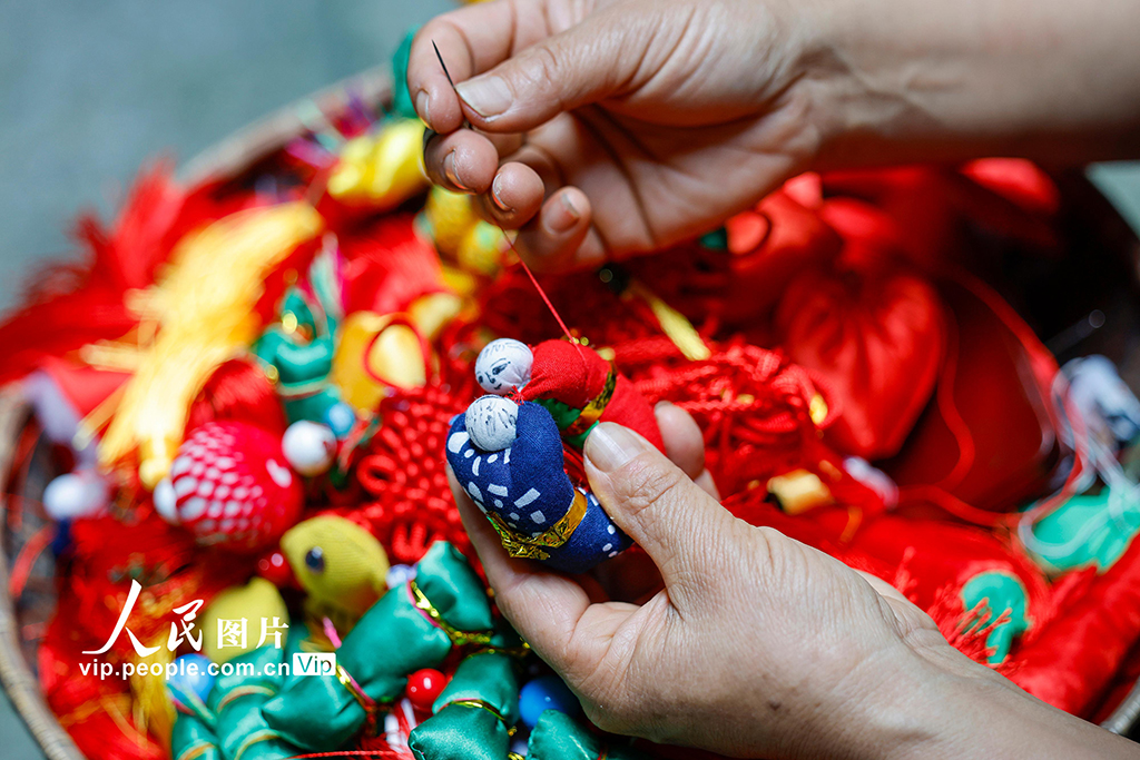 安徽歙县：赶制“徽州端午锦”【2】