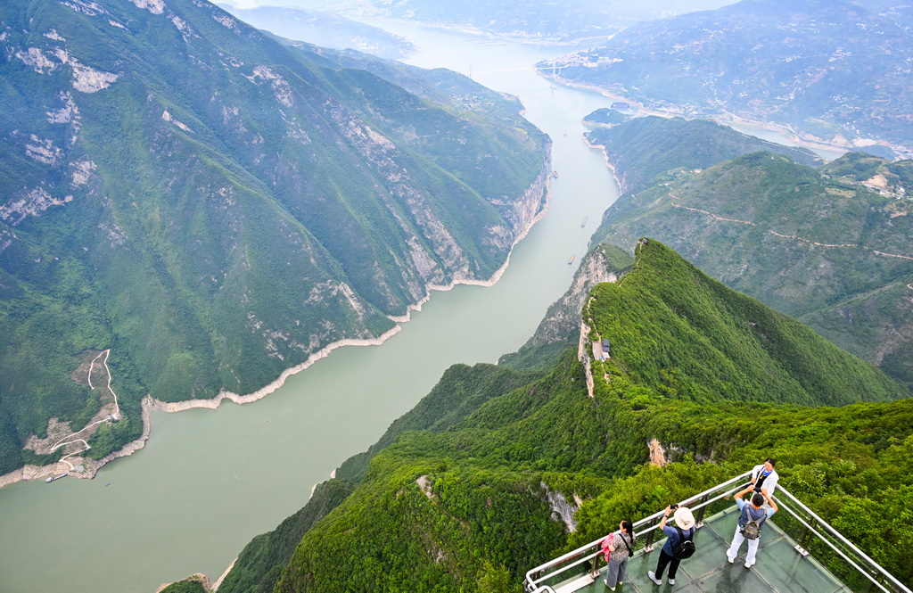 6月9日，游客在重庆奉节三峡之巅风景区观赏瞿塘峡景色。