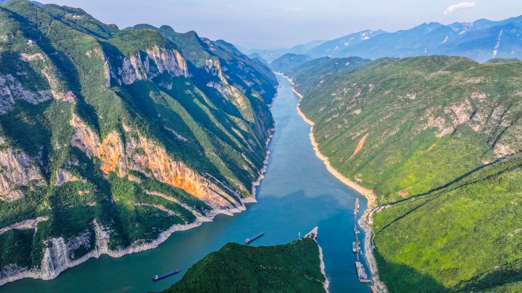 这是6月10日拍摄的长江巫峡一带景色（无人机照片）。