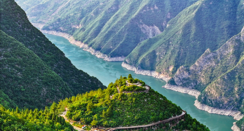 这是6月10日拍摄的长江巫峡一带景色（无人机照片）。