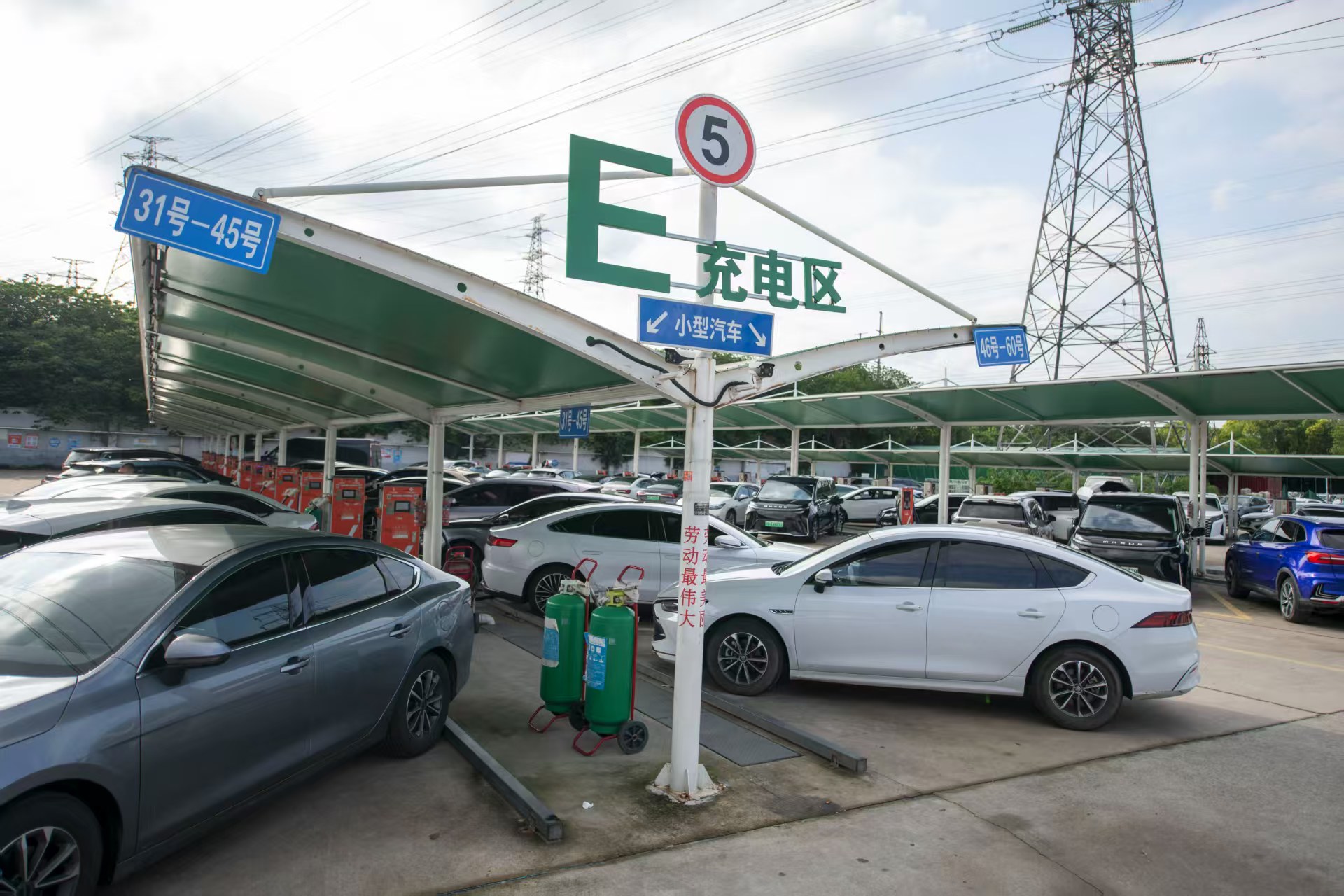 上海市嘉定区真新“驿路有我”充电站。人民网记者 翁奇羽摄