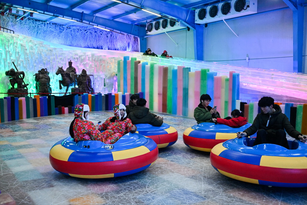 7月15日，游客在室内冰雪世界休闲娱乐。