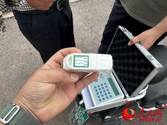 未交付村民使用的感应卡。人民网记者 游天燚摄