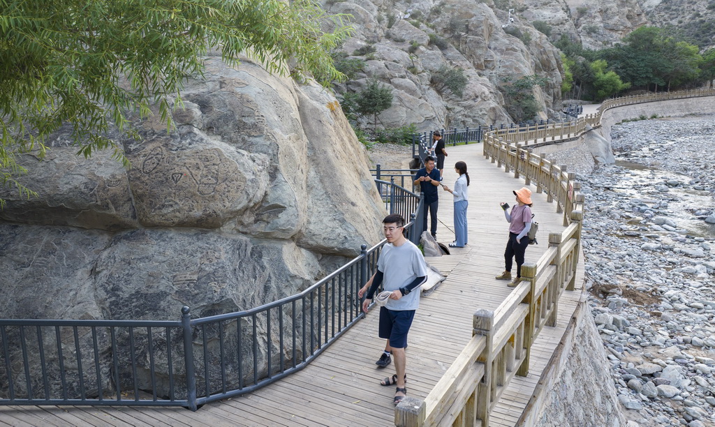 7月23日，游客在贺兰山岩画景区游览（无人机照片）。