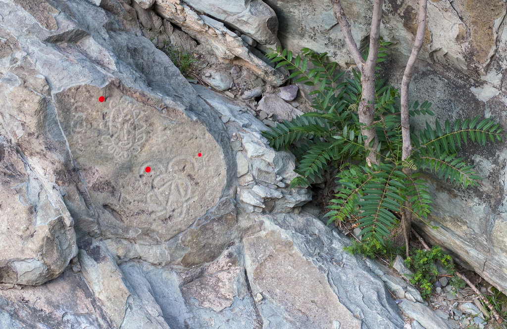 这是7月23日在贺兰山岩画景区拍摄的岩画和红色标识点（无人机照片）。标识点方便游客找到岩画，可以随时粘贴，对石质和文物不会产生影响。