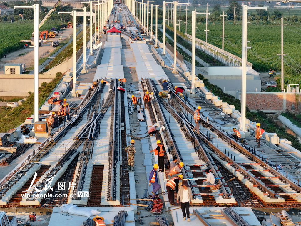 安徽蒙城：阜淮铁路战高温施工忙【2】