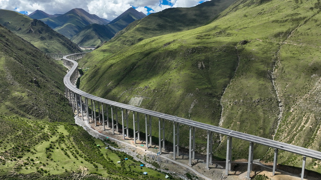 汽车行驶在西藏S5线拉萨至泽当的高等级公路上（无人机照片，2025年7月31日摄）。