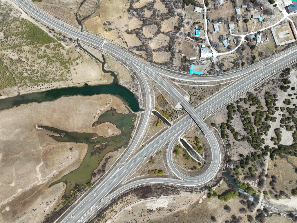 拉萨至林芝的高等级公路（无人机照片，2025年4月1日摄）。