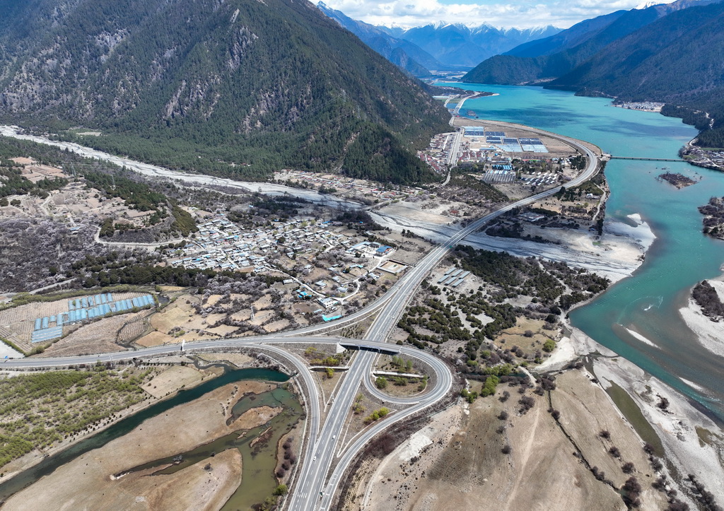 拉萨至林芝的高等级公路（无人机照片，2025年4月1日摄）。