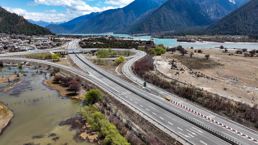 拉萨至林芝的高等级公路（无人机照片，2025年4月1日摄）。