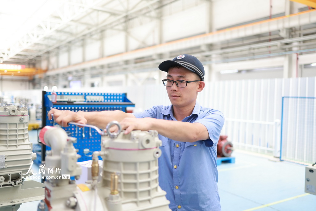 8月7日，成都机务段大功率机车检修车间员工对机车部件进行紧固。