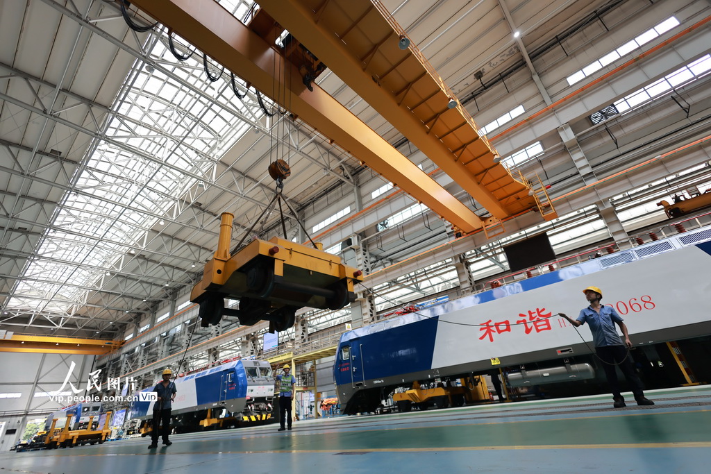 8月7日，成都机务段大功率机车检修车间员工对机车检修作业。