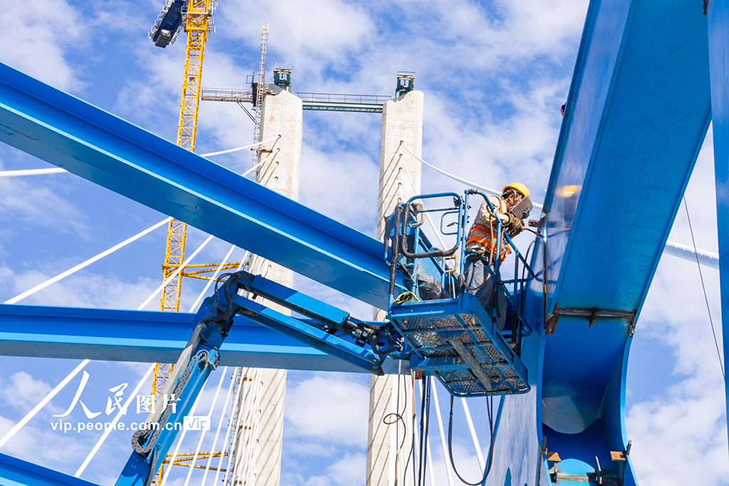 湖北十堰：西十高铁汉江特大桥钢桁梁即将合龙【5】