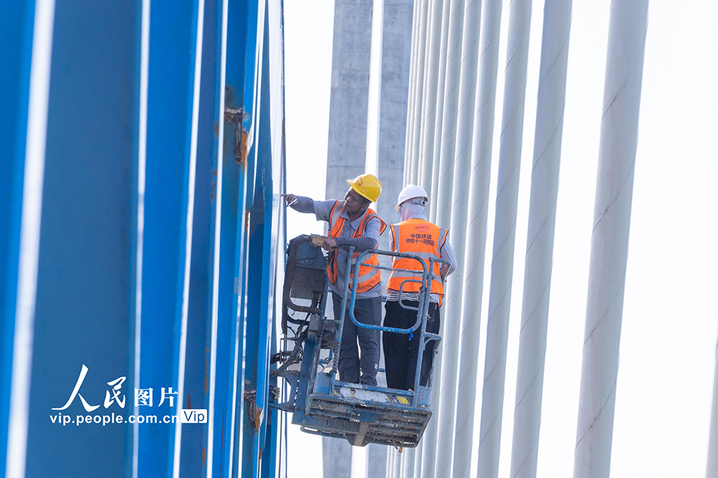 湖北十堰：西十高铁汉江特大桥钢桁梁即将合龙【7】