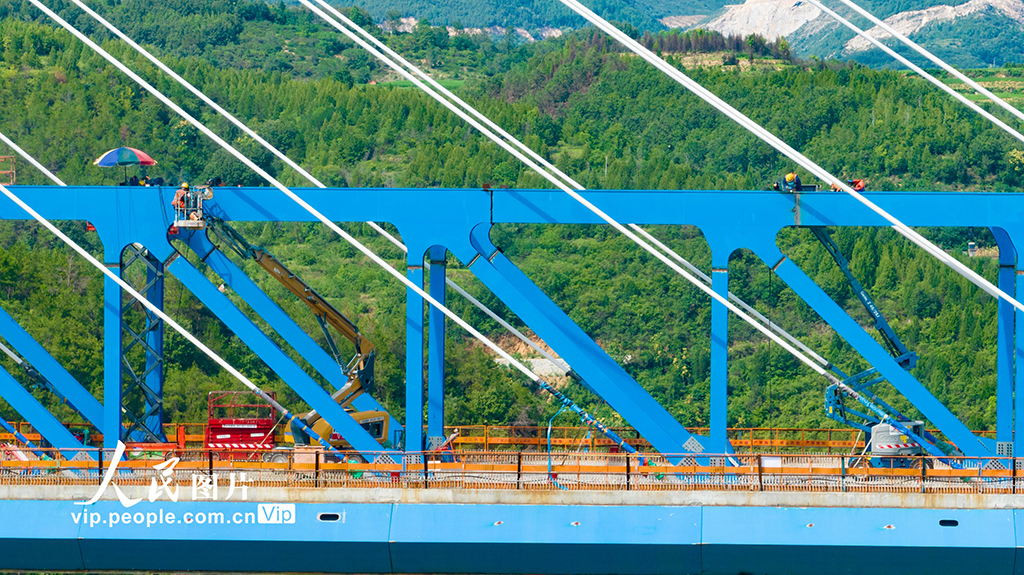 湖北十堰：西十高铁汉江特大桥钢桁梁即将合龙【3】