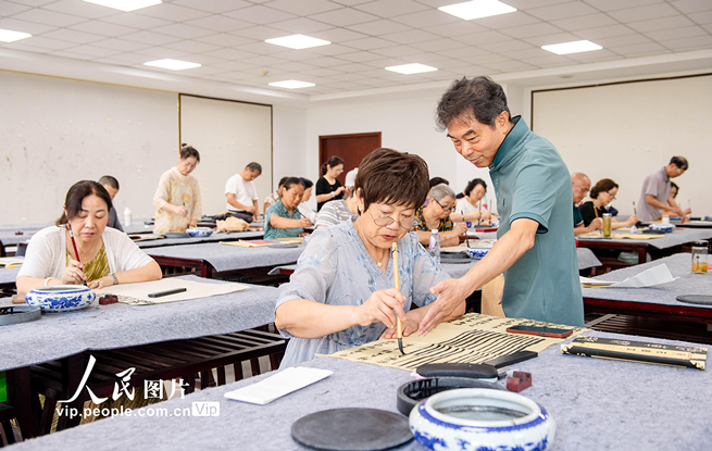 江苏张家港：老年大学助力“老有所学”