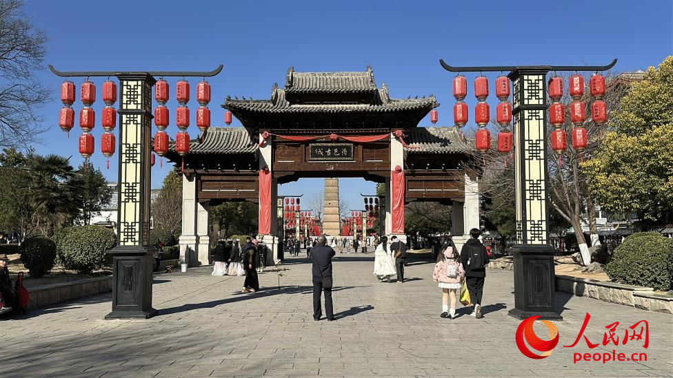 洛邑古城正门。人民网记者 游天燚摄