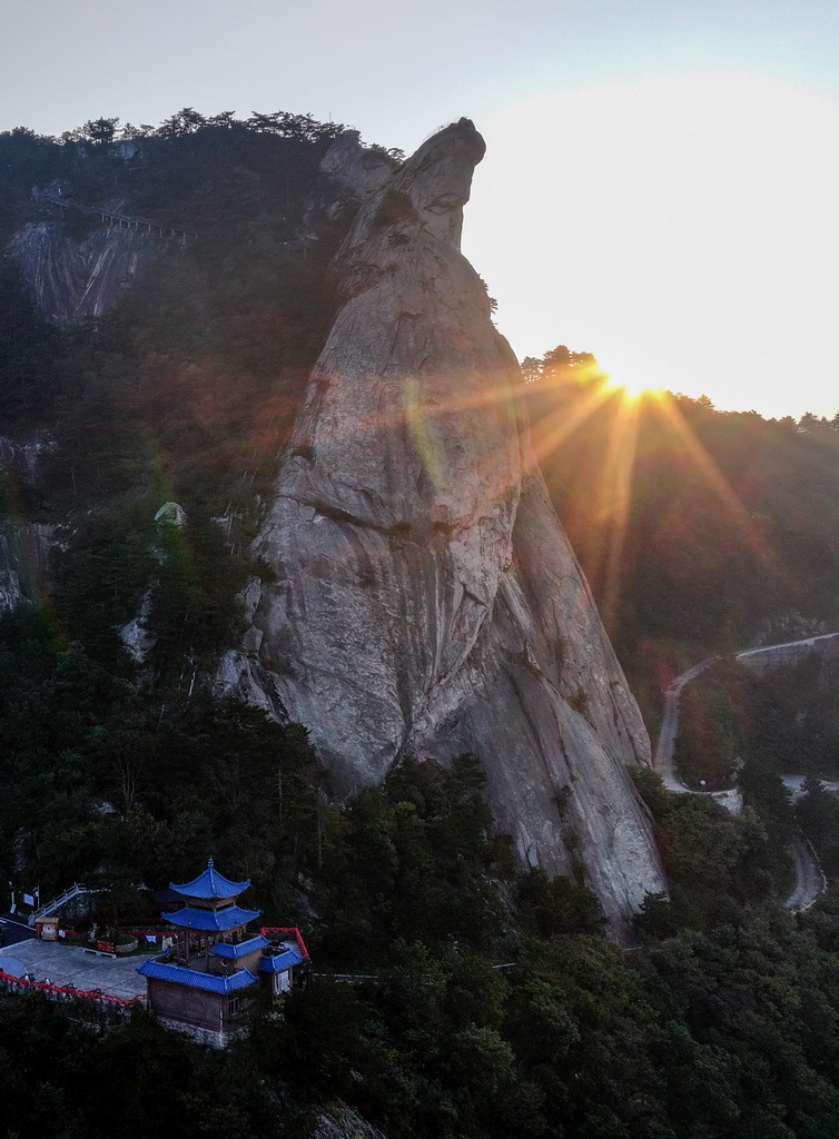 10月9日拍摄的龟峰山日出（无人机照片）。
