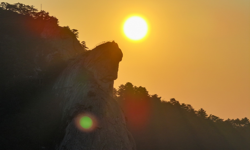 10月9日拍摄的龟峰山日出（无人机照片）。